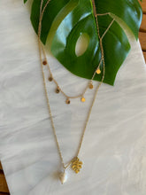 Load image into Gallery viewer, Saltwater Pearl and Monstera Gold Plated 18k Necklace
